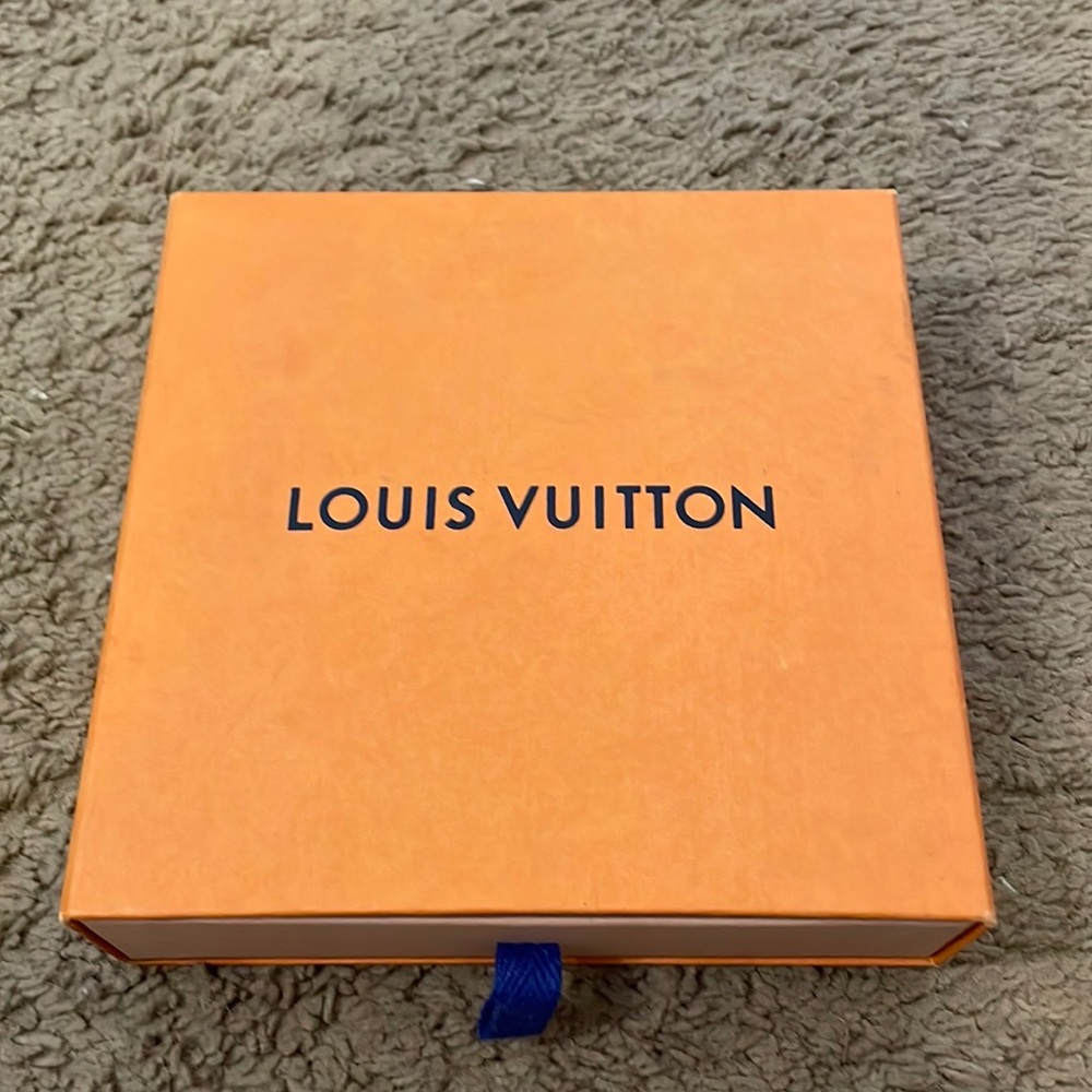 28” Louis Vuitton reversible belt. Brown and pink color. Silver LV symbol.
